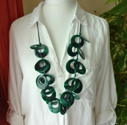 green-bold-marble-effect-adjustable-length-statement-necklace