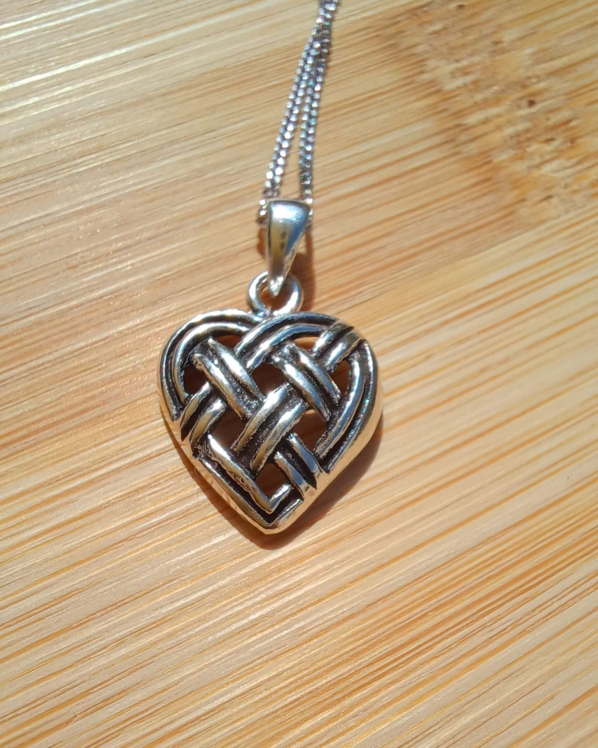 925 Silver Celtic Heart Shape Pendant on an 18 inch Rhodium plated Sterling Silver curb chain. - 925-silver-celtic-heart-shape-pendant-