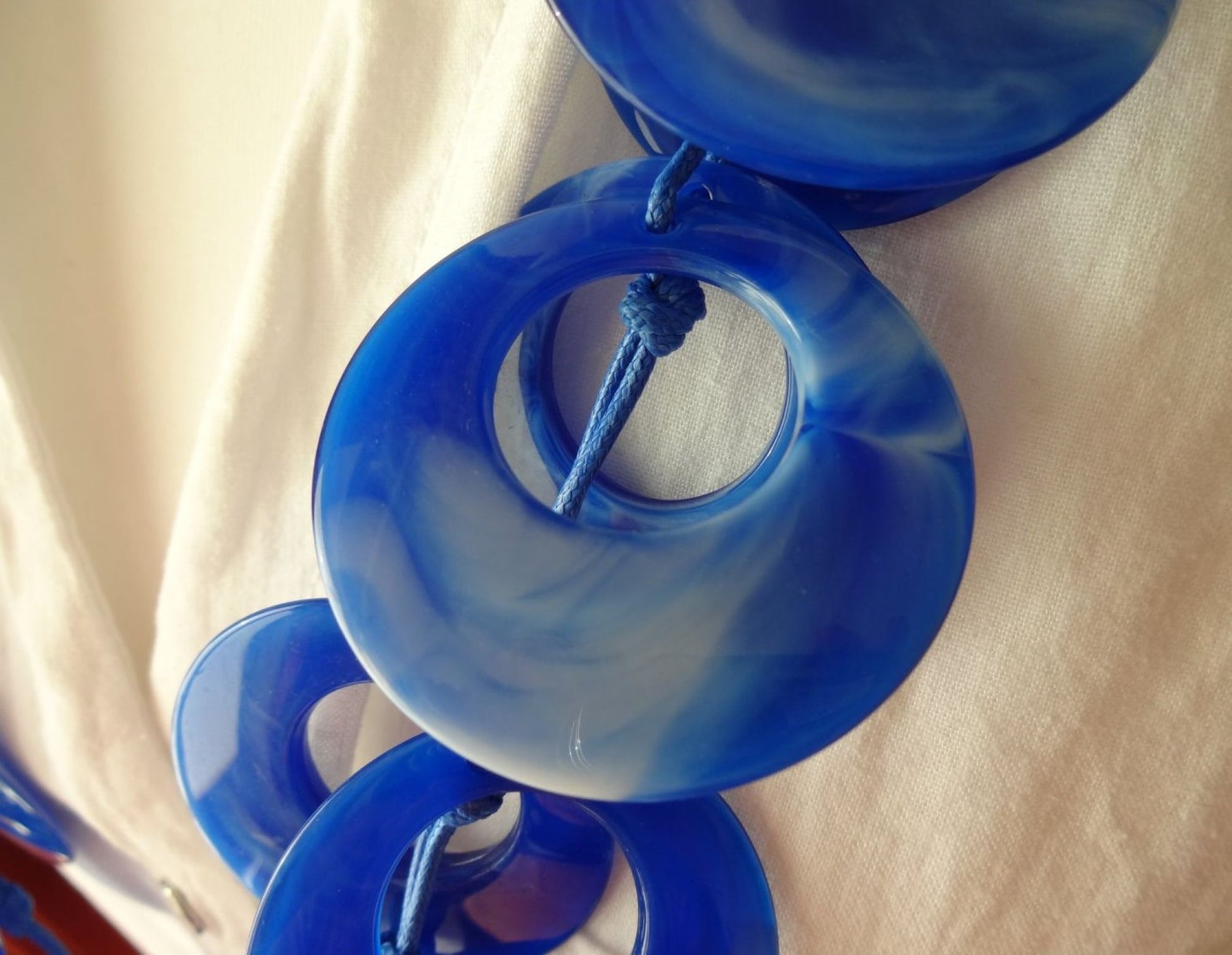 Blue-Bold-Marble-Effect-Adjustable-Length-Statement-Necklace-Close-up