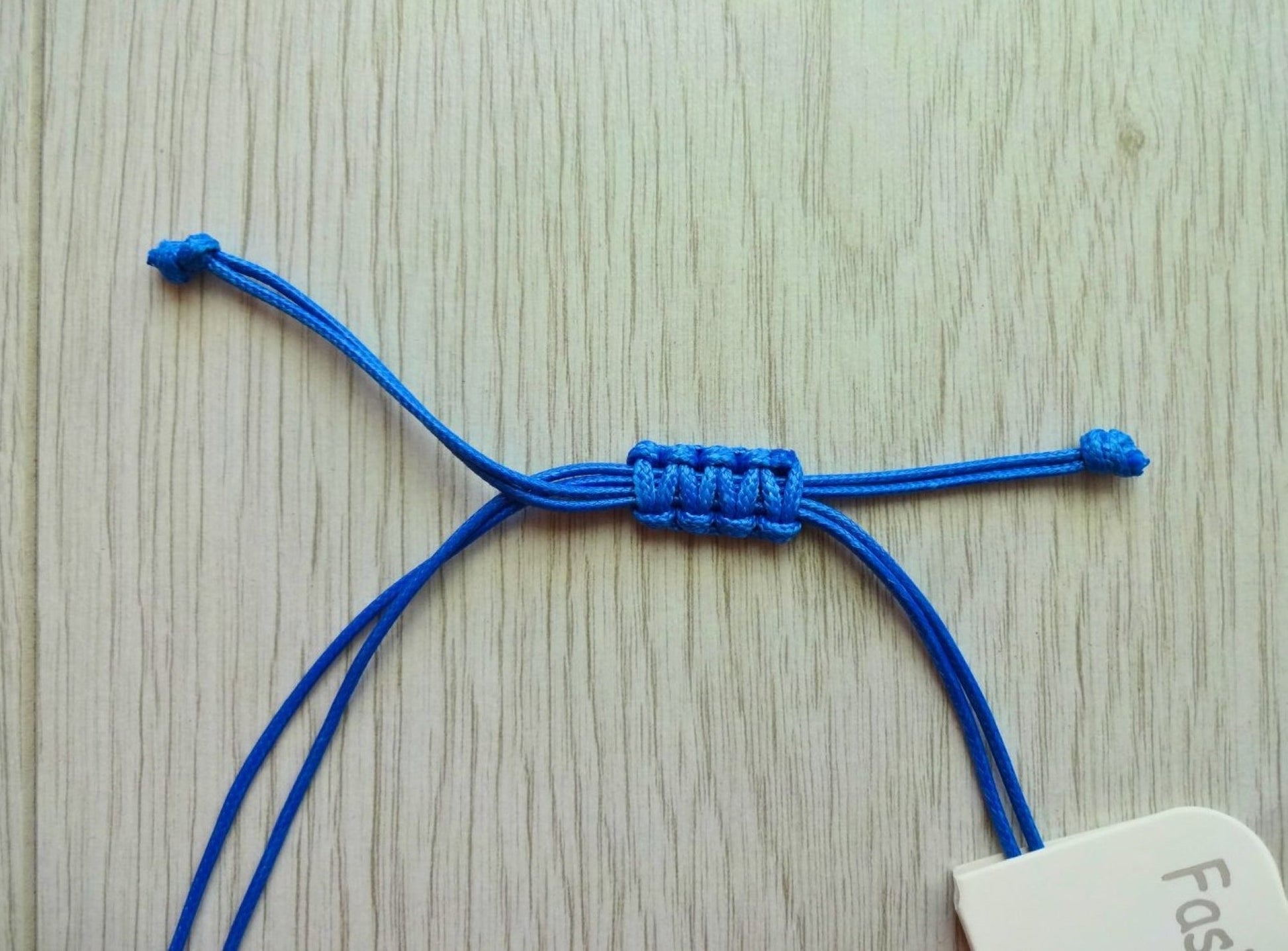 blue-bold-marble-effect-adjustable-length-statement-necklace-sliding-knot-closure