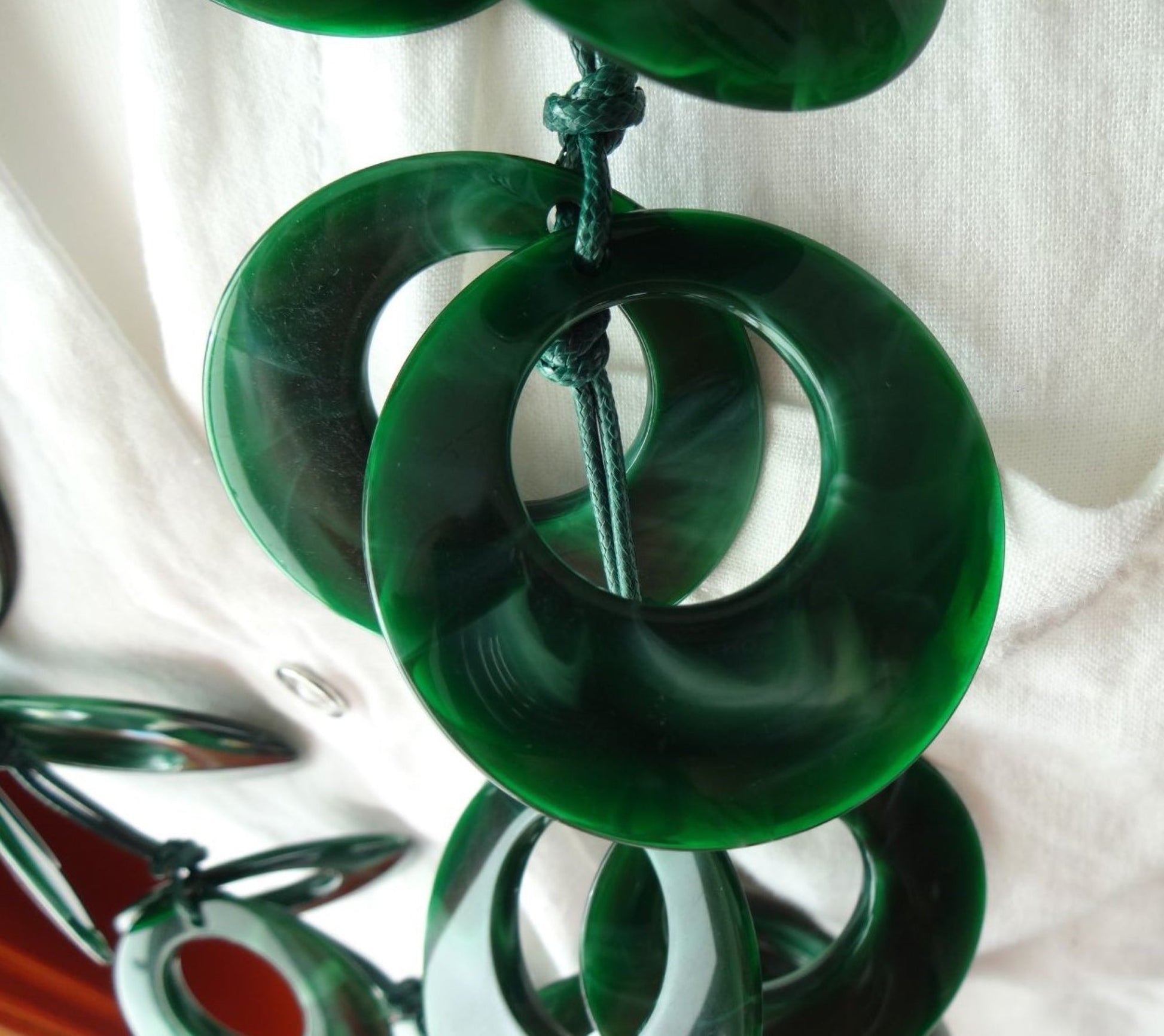 Green-Bold-Marble-Effect-Adjustable-Length-Statement-Necklace-Close-Up