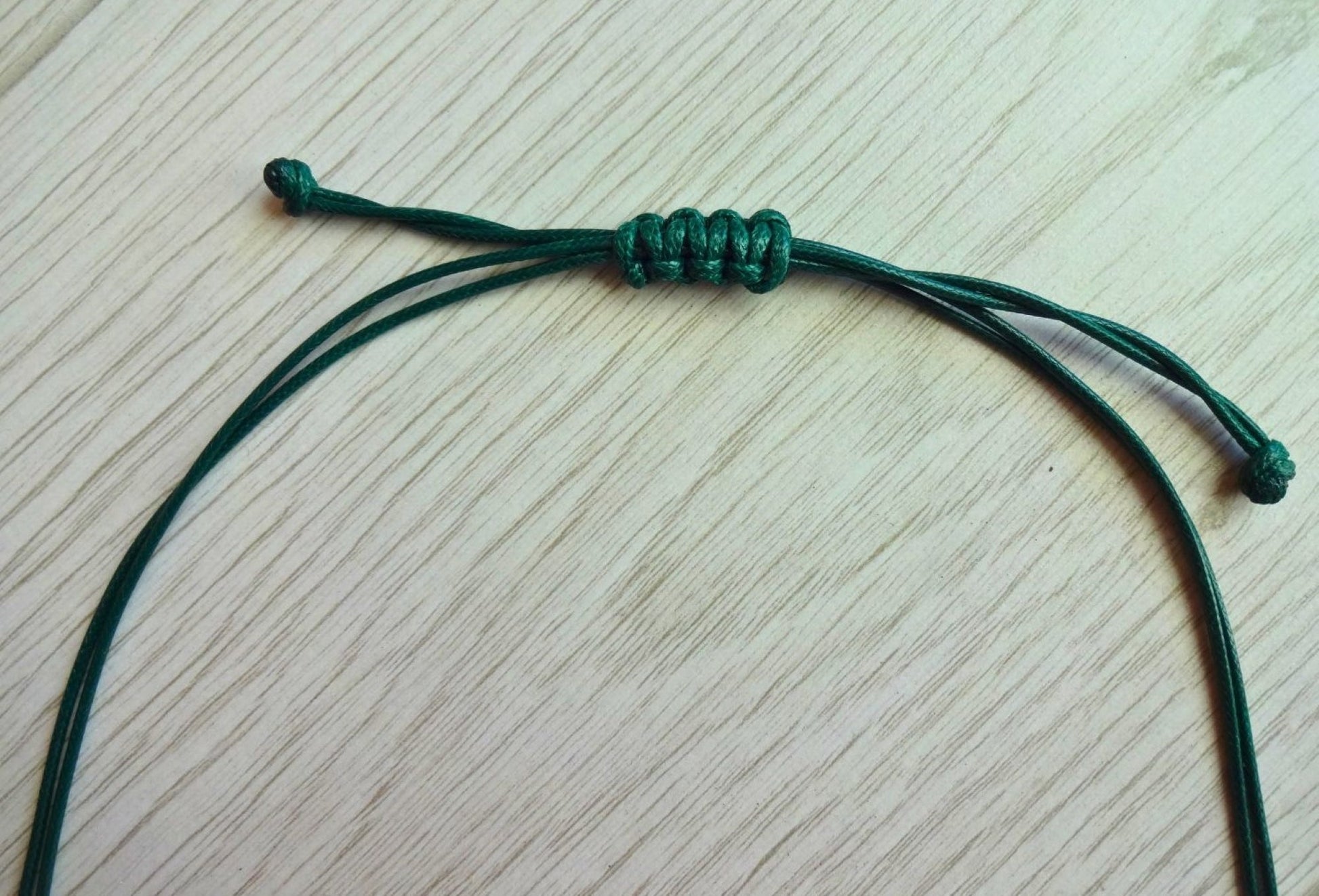 green-bold-marble-effect-adjustable-length-statement-necklace-sliding-knot-closure