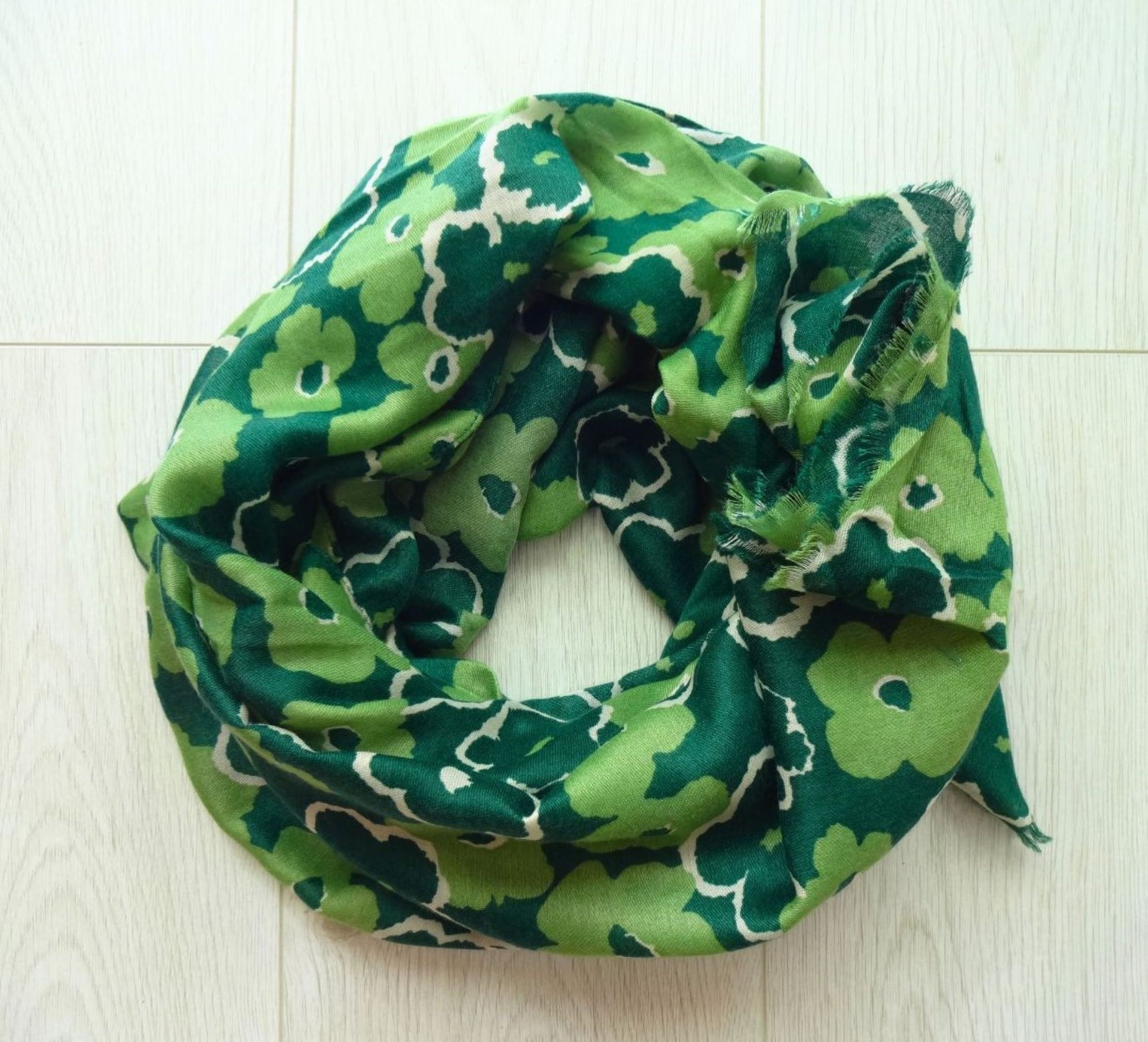 Green-Daisy-Flower-Head-Cotton-Modal-Mix-Scarf-Pattern