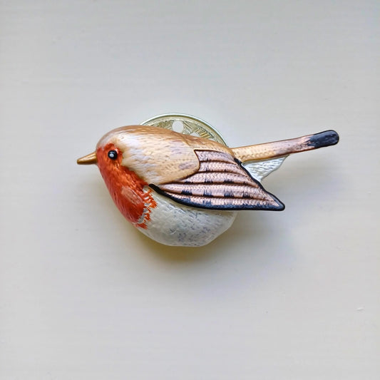 Bird-shaped magnetic brooch in beige with strong fabric-safe clasp