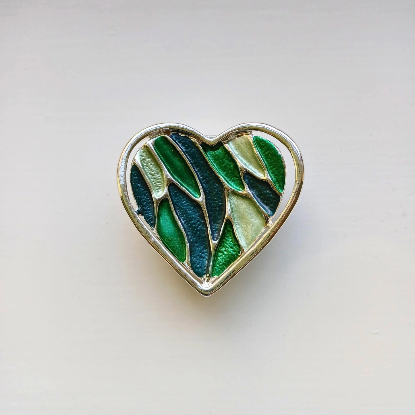 mosaic heart magnetic brooch green on wooden background